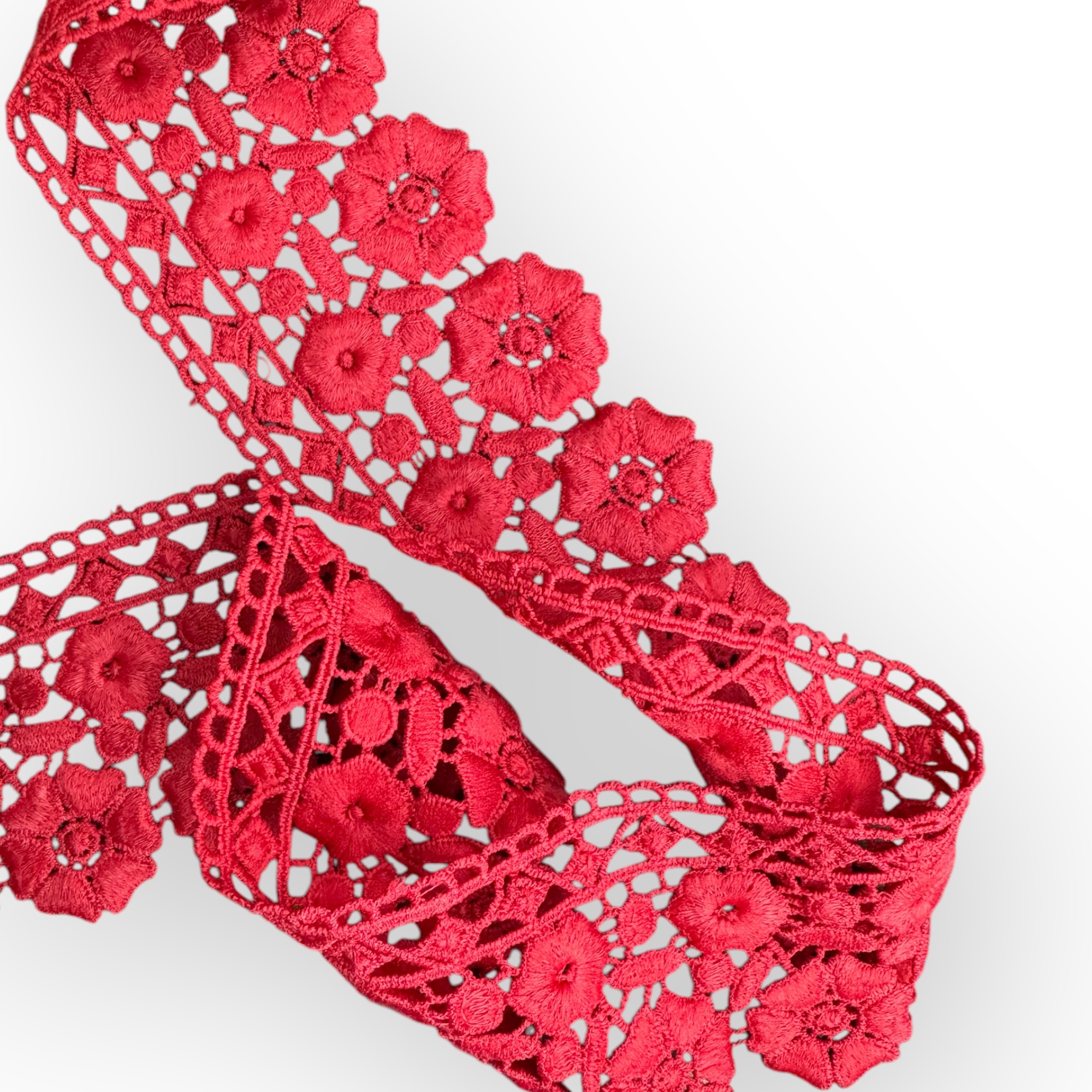 Primer plano de la cinta de encaje bordada roja, mostrando el diseño floral detallado y los hilos de alta calidad.