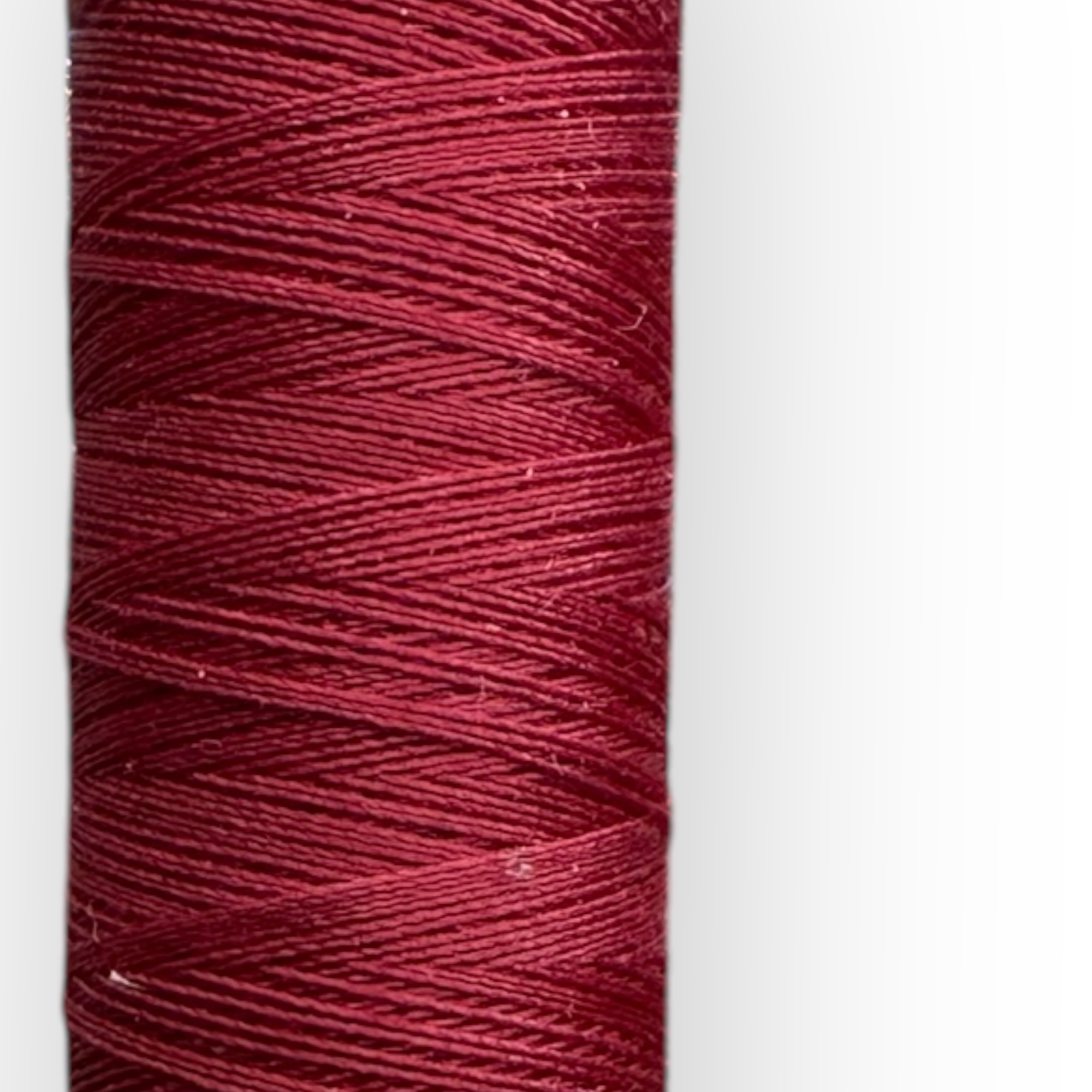 Hilo de Poliéster Gütermann Rojo Col. 46 – Resistencia y Brillo para Costura Profesional - Imagen 5