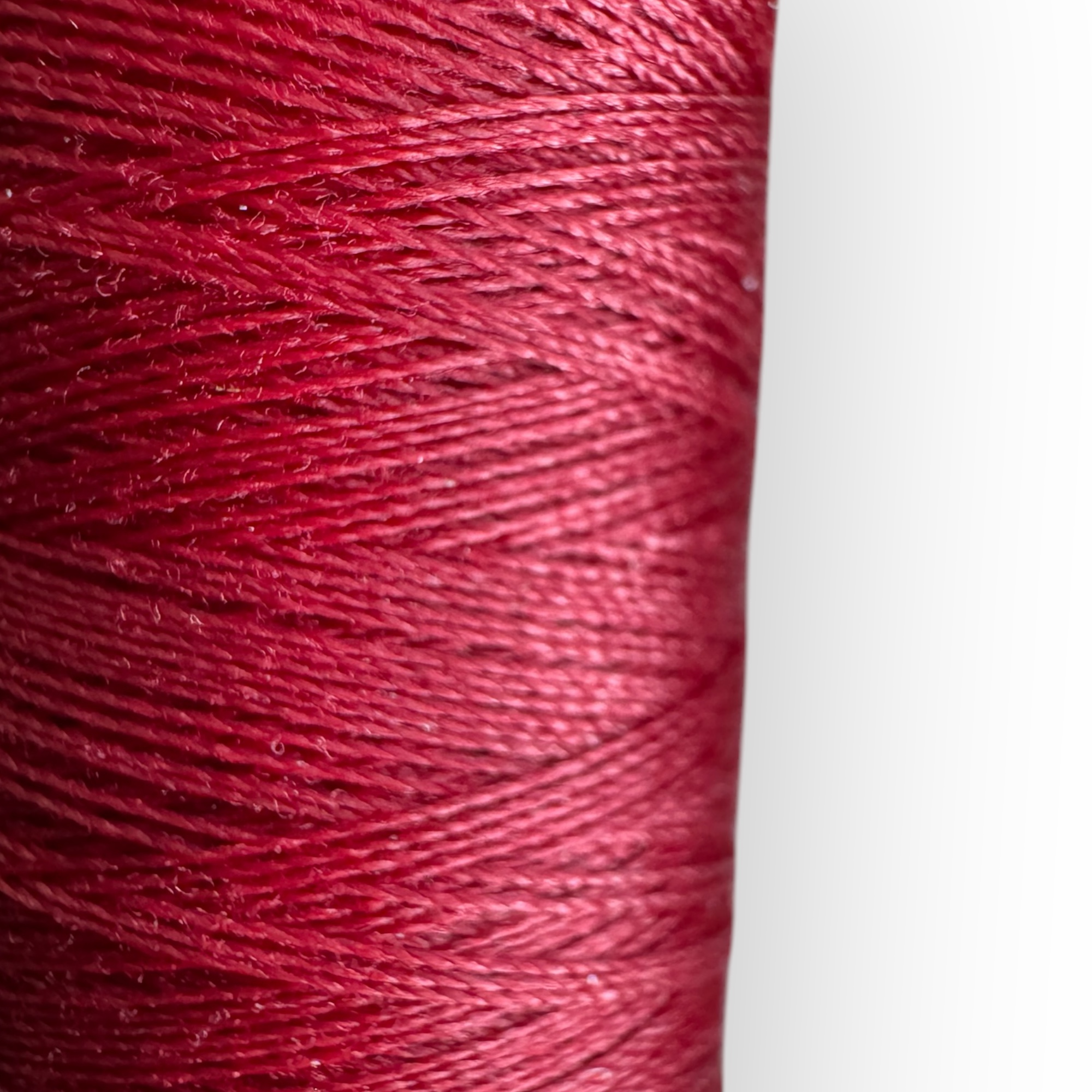 Hilo de Poliéster Gütermann Rojo Col. 46 – Resistencia y Brillo para Costura Profesional - Imagen 3