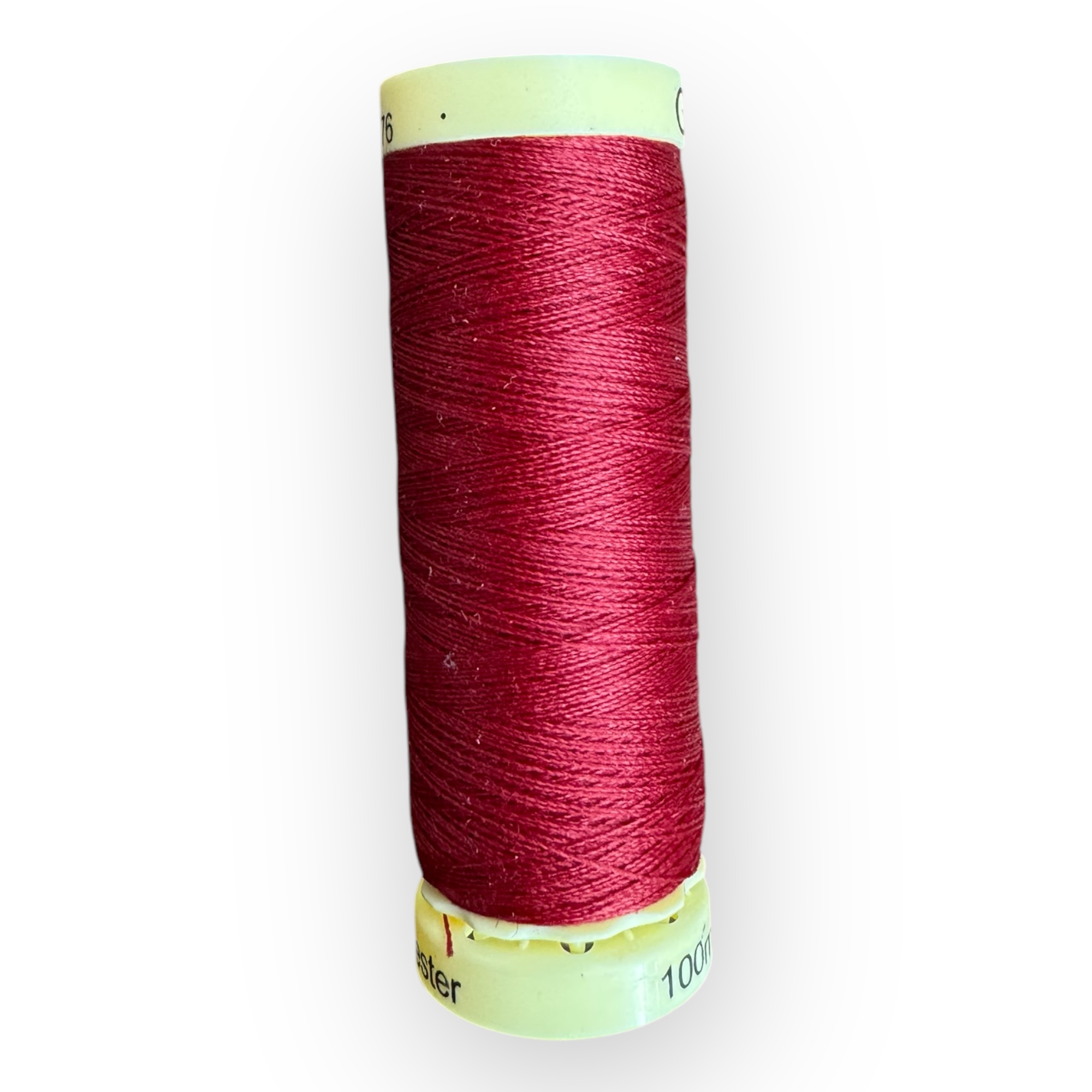 Hilo de Poliéster Gütermann Rojo Col. 46 – Resistencia y Brillo para Costura Profesional - Imagen 2