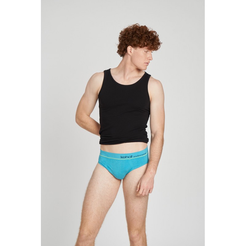 Modelo masculino luciendo slips azules Kehat Duo Comfort, mostrando ajuste cómodo sin costuras.