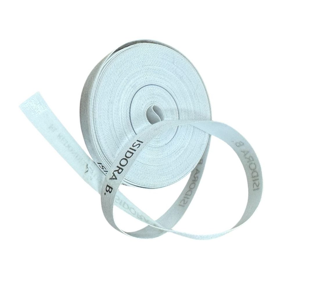 Rollo de etiquetas termoadhesivas personalizadas para ropa.