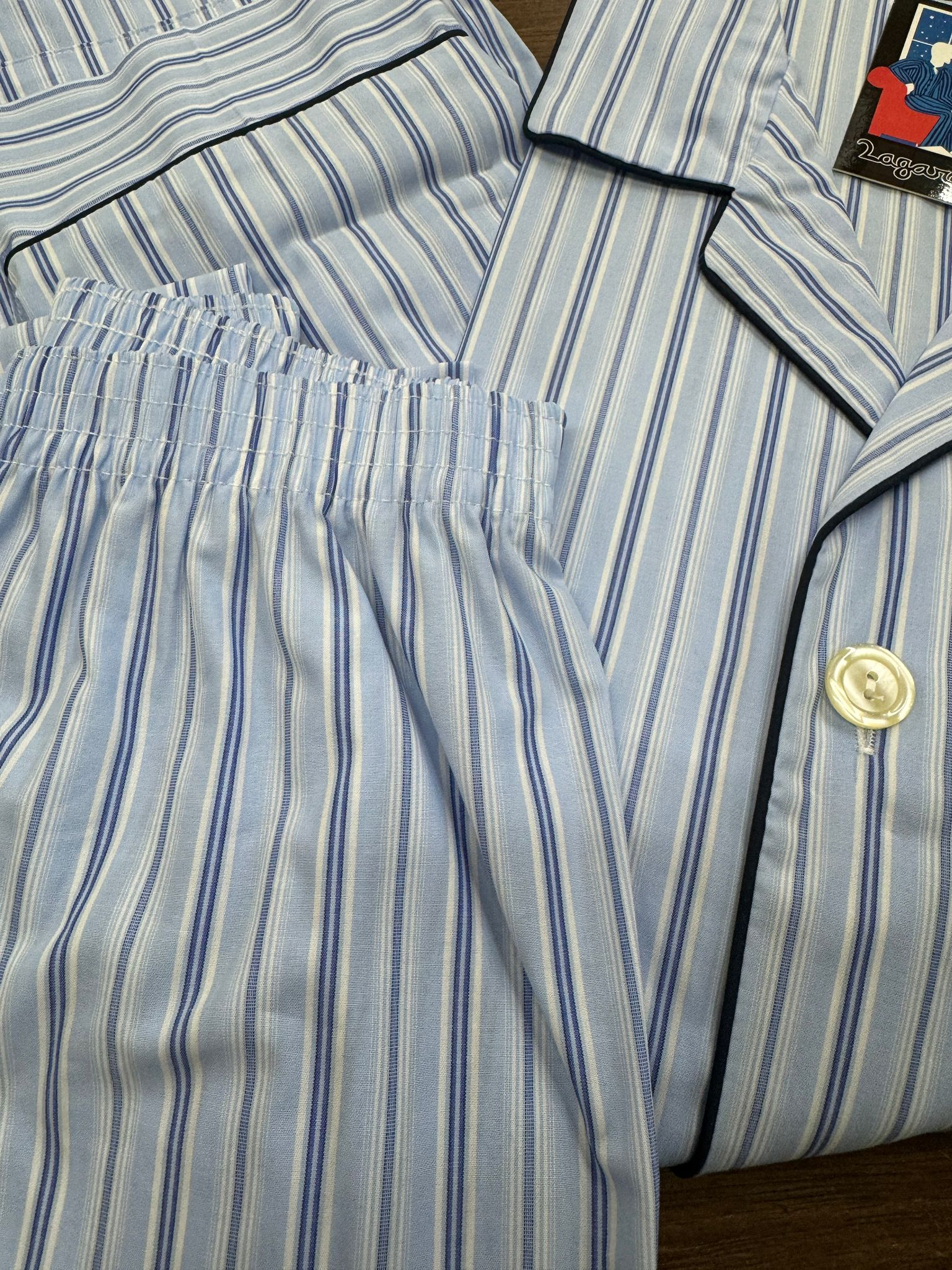 Detalle del pijama Lagardy con camisa abierta y pantalón de cintura elástica.